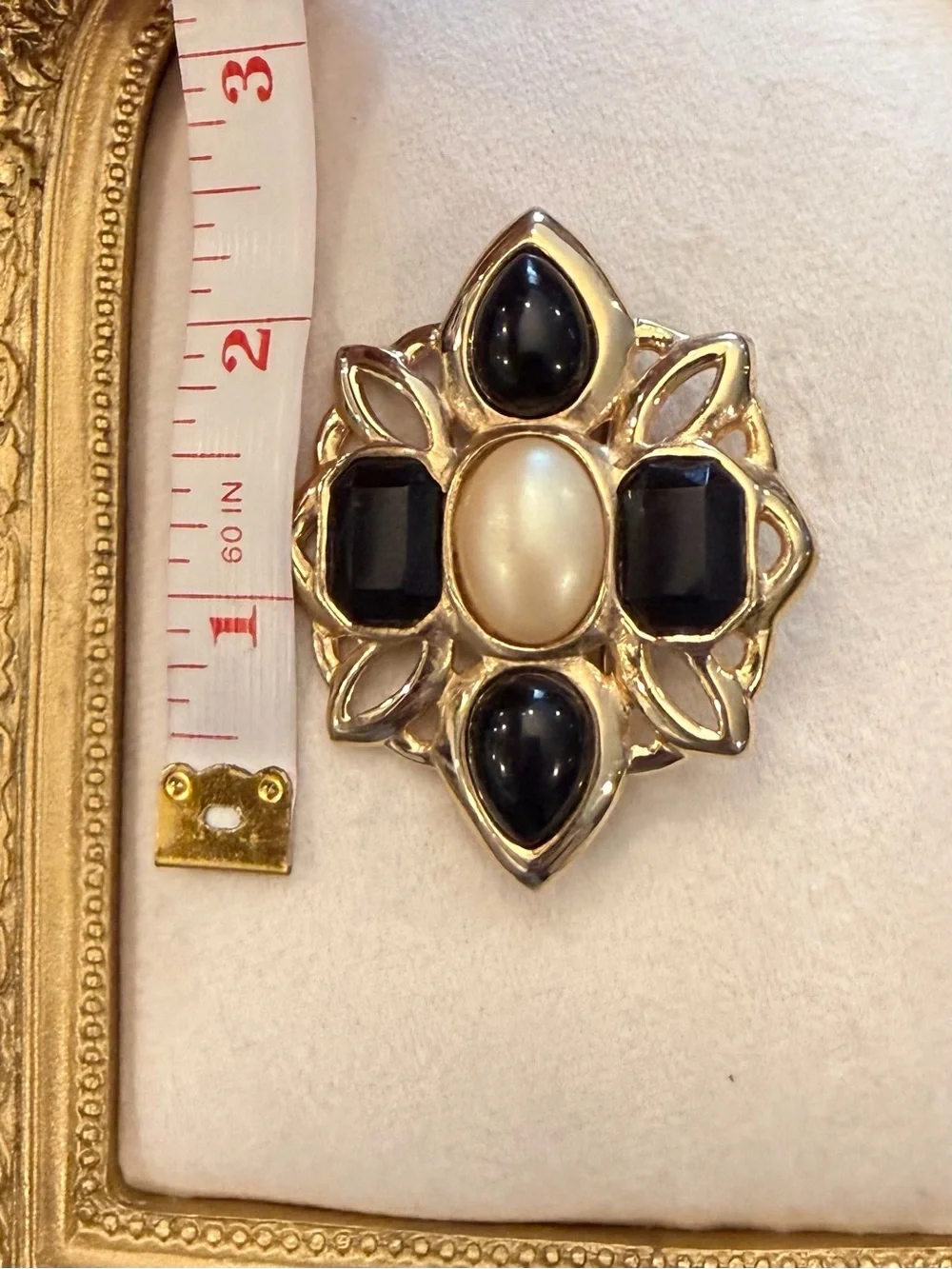 Vintage Signed GINNIE JOHANSEN Black‎ & White Sim Pearl Cabochon Gold Plate Pin